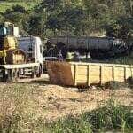 Acidente envolveu veículo carregado com ração; motorista foi encaminhado ao hospital e serra ficou interditada por mais de três horas