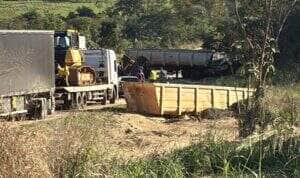 Acidente envolveu veículo carregado com ração; motorista foi encaminhado ao hospital e serra ficou interditada por mais de três horas