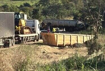 Acidente envolveu veículo carregado com ração; motorista foi encaminhado ao hospital e serra ficou interditada por mais de três horas