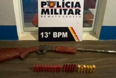 Suspeito teria ido armado até a casa da ex-namorada na zona rural e fugiu antes da chegada da PM; espingarda e munições foram apreendidas