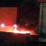 Fogo de média proporção foi combatido pelo Corpo de Bombeiros com apoio de brigadistas; estabelecimento permaneceu aberto durante a ocorrência