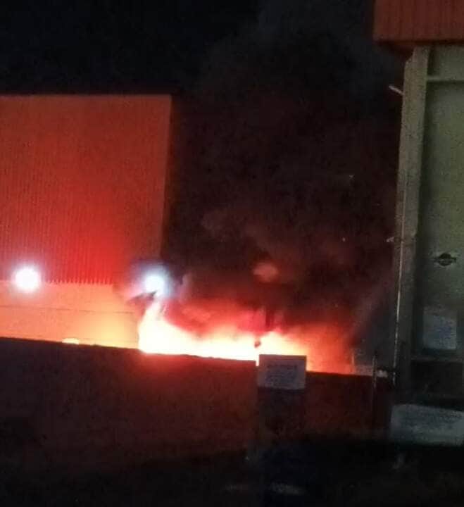 Fogo de média proporção foi combatido pelo Corpo de Bombeiros com apoio de brigadistas; estabelecimento permaneceu aberto durante a ocorrência