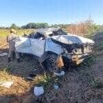 Hilux seguia de Goiânia para Confresa quando saiu da pista e capotou; adolescente de 15 anos foi arremessado do veículo com múltiplas fraturas e suspeita de hemorragia interna