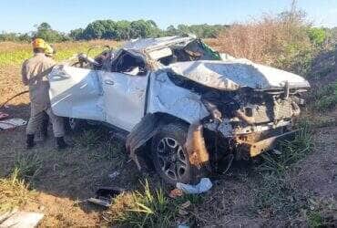 Hilux seguia de Goiânia para Confresa quando saiu da pista e capotou; adolescente de 15 anos foi arremessado do veículo com múltiplas fraturas e suspeita de hemorragia interna