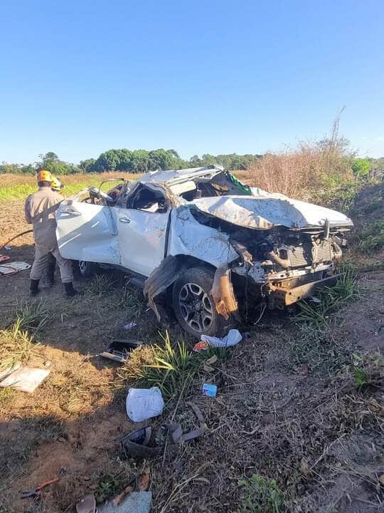 Hilux seguia de Goiânia para Confresa quando saiu da pista e capotou; adolescente de 15 anos foi arremessado do veículo com múltiplas fraturas e suspeita de hemorragia interna