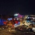 Colisão entre caminhonete e Fiat Uno deixou quatro vítimas fatais, entre elas uma criança e uma idosa; um jovem está em estado grave e as causas do acidente serão investigadas