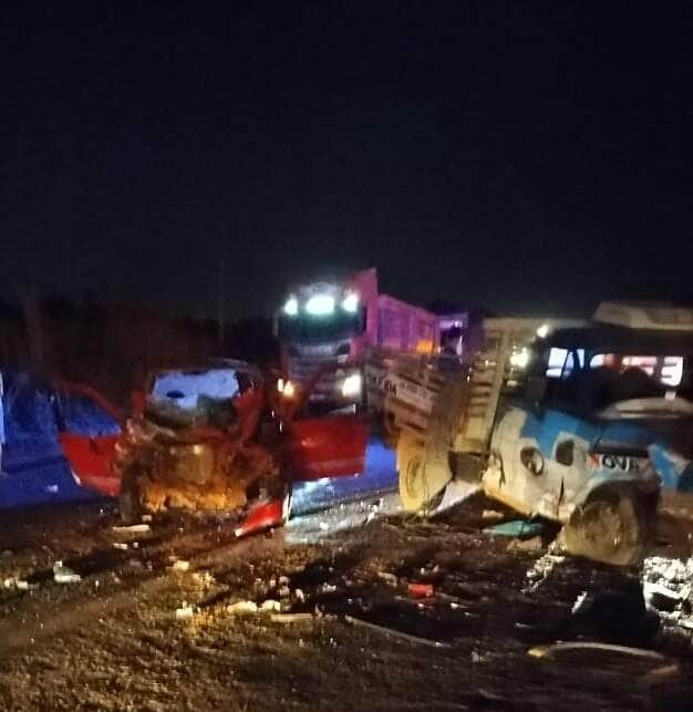 Colisão entre caminhonete e Fiat Uno deixou quatro vítimas fatais, entre elas uma criança e uma idosa; um jovem está em estado grave e as causas do acidente serão investigadas