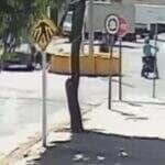 Acidente ocorreu na tarde de sábado (12) e mobilizou Corpo de Bombeiros e Guarda Civil Municipal; condutor da moto foi socorrido com ferimentos