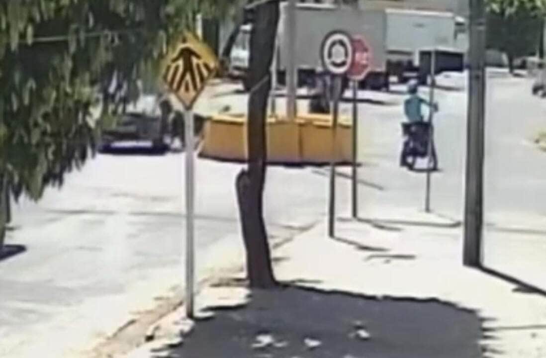 Acidente ocorreu na tarde de sábado (12) e mobilizou Corpo de Bombeiros e Guarda Civil Municipal; condutor da moto foi socorrido com ferimentos