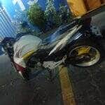 Homem foi flagrado transportando passageira sem capacete e apresentou 0,59 mg/L no teste do bafômetro; moto estava com licenciamento vencido