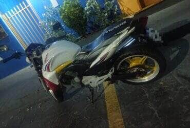 Homem foi flagrado transportando passageira sem capacete e apresentou 0,59 mg/L no teste do bafômetro; moto estava com licenciamento vencido