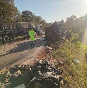 Acidente ocorreu na manhã desta terça-feira em Rosário Oeste; pista ficou totalmente interditada e vítimas foram levadas para hospitais em Cuiabá e no município