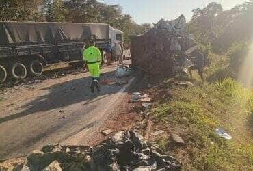 Acidente ocorreu na manhã desta terça-feira em Rosário Oeste; pista ficou totalmente interditada e vítimas foram levadas para hospitais em Cuiabá e no município