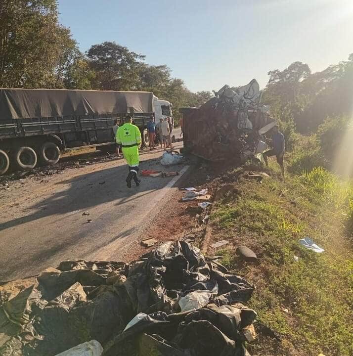 Acidente ocorreu na manhã desta terça-feira em Rosário Oeste; pista ficou totalmente interditada e vítimas foram levadas para hospitais em Cuiabá e no município