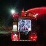 Fogo ameaçava chácaras e uma granja às margens do Rio Guatá; ação rápida dos bombeiros evitou tragédia ambiental na Linha 05, próximo à rodovia Izidoro Pivetta