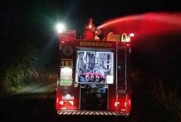 Fogo ameaçava chácaras e uma granja às margens do Rio Guatá; ação rápida dos bombeiros evitou tragédia ambiental na Linha 05, próximo à rodovia Izidoro Pivetta
