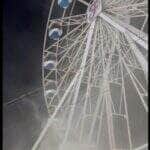 Chamas atingiram parte elétrica do brinquedo durante funcionamento; ninguém ficou ferido. Evacuação foi feita com apoio do Corpo de Bombeiros e PM.