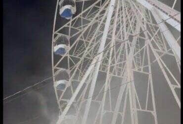 Chamas atingiram parte elétrica do brinquedo durante funcionamento; ninguém ficou ferido. Evacuação foi feita com apoio do Corpo de Bombeiros e PM.