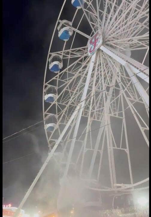 Chamas atingiram parte elétrica do brinquedo durante funcionamento; ninguém ficou ferido. Evacuação foi feita com apoio do Corpo de Bombeiros e PM.