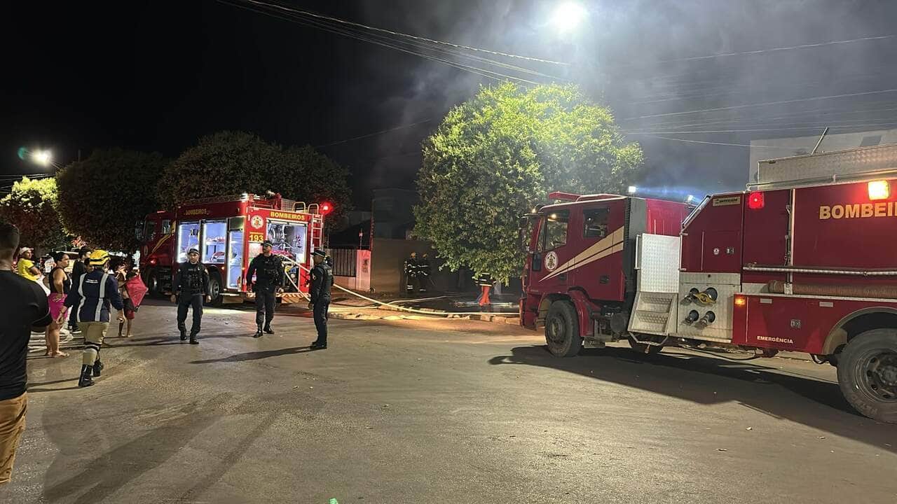 Corpo de Bombeiros combate as chamas com apoio de viaturas e caminhão-tanque; Guarda Civil Municipal isola área para garantir segurança