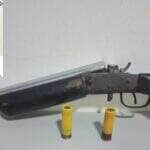 Durante abordagem na Vila Coqueiral, suspeito tentou fugir para dentro de casa, onde a PM encontrou drogas, arma modificada, munições e materiais ligados ao tráfico