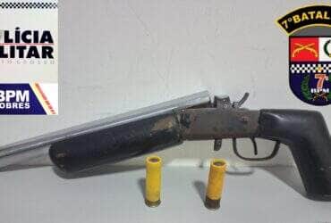 Durante abordagem na Vila Coqueiral, suspeito tentou fugir para dentro de casa, onde a PM encontrou drogas, arma modificada, munições e materiais ligados ao tráfico