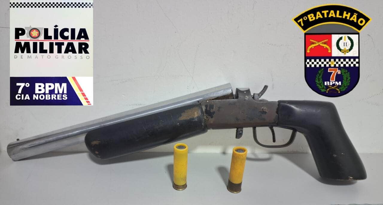 Durante abordagem na Vila Coqueiral, suspeito tentou fugir para dentro de casa, onde a PM encontrou drogas, arma modificada, munições e materiais ligados ao tráfico