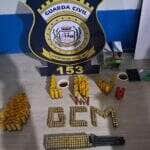 Vítima conseguiu escapar com a ajuda de funcionário da fazenda; agressor ameaçou matar a esposa e foi flagrado pela Guarda Civil Municipal com munições e cápsulas deflagradas