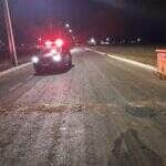 Entulhos foram deixados no meio da Rua Nelson Rigo, bloqueando o trânsito de veículos; equipe da GCM fez a remoção e orientou sobre o descarte correto de materiais