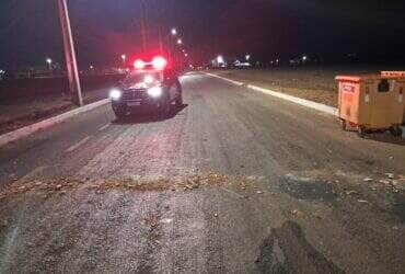 Entulhos foram deixados no meio da Rua Nelson Rigo, bloqueando o trânsito de veículos; equipe da GCM fez a remoção e orientou sobre o descarte correto de materiais