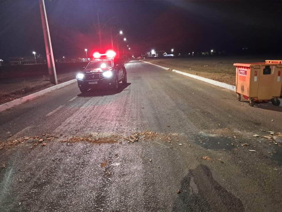 Entulhos foram deixados no meio da Rua Nelson Rigo, bloqueando o trânsito de veículos; equipe da GCM fez a remoção e orientou sobre o descarte correto de materiais