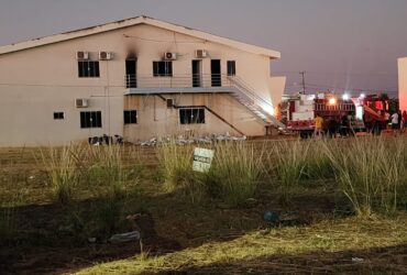 Templo foi parcialmente consumido pelas chamas; Corpo de Bombeiros agiu rapidamente para evitar tragédia maior. Ninguém ficou ferido.