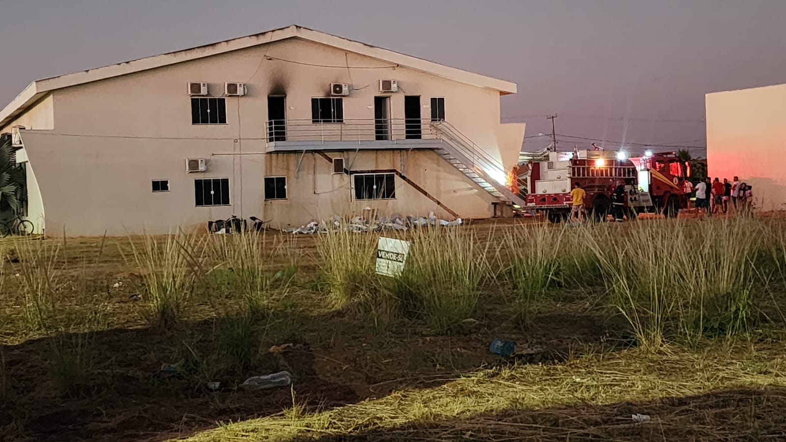 Templo foi parcialmente consumido pelas chamas; Corpo de Bombeiros agiu rapidamente para evitar tragédia maior. Ninguém ficou ferido.