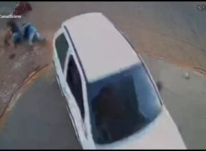 Motorista invadiu via preferencial, atropelou duas pessoas, bateu em açougue e deu ré sobre uma das vítimas; suspeito fugiu do local e está sendo procurado pela polícia