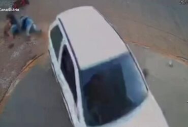 Motorista invadiu via preferencial, atropelou duas pessoas, bateu em açougue e deu ré sobre uma das vítimas; suspeito fugiu do local e está sendo procurado pela polícia