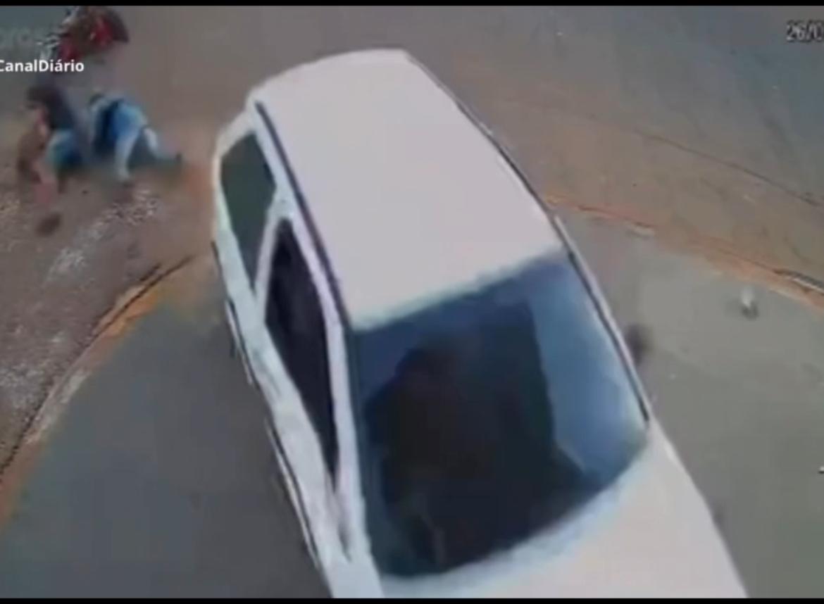 Motorista invadiu via preferencial, atropelou duas pessoas, bateu em açougue e deu ré sobre uma das vítimas; suspeito fugiu do local e está sendo procurado pela polícia