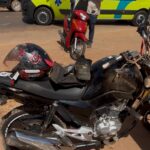 Motorista invadiu via preferencial, atropelou duas pessoas, bateu em açougue e deu ré sobre uma das vítimas; suspeito fugiu do local e está sendo procurado pela polícia