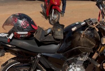 Motorista invadiu via preferencial, atropelou duas pessoas, bateu em açougue e deu ré sobre uma das vítimas; suspeito fugiu do local e está sendo procurado pela polícia