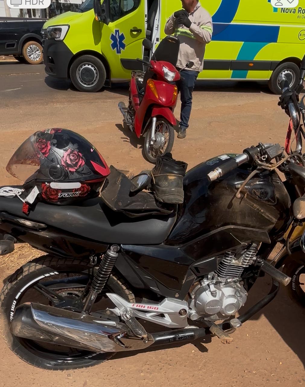 Motorista invadiu via preferencial, atropelou duas pessoas, bateu em açougue e deu ré sobre uma das vítimas; suspeito fugiu do local e está sendo procurado pela polícia
