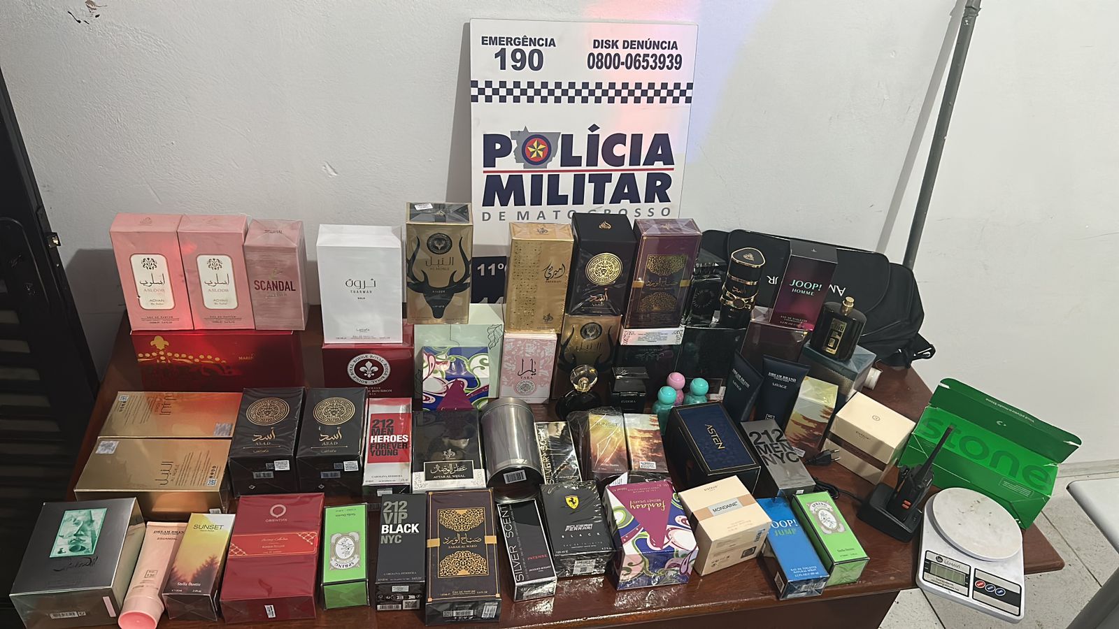Suspeitos foram flagrados em alta velocidade pela BR-070 após alerta do sistema de monitoramento; ação rápida da Polícia Militar resultou na recuperação do carro e de produtos furtados