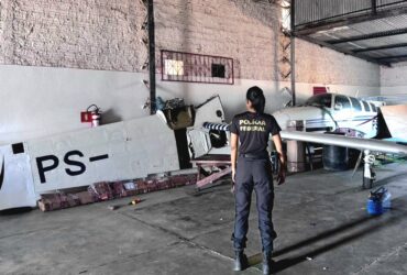 Mandados foram cumpridos contra suspeitos de usar aeronaves para o transporte interestadual e internacional de drogas; investigação mira tráfico e organização criminosa