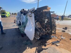 caminhão, usado para transporte de algodão, trafegava no sentido Sinop quando tentou fazer a conversão à esquerda em uma rotatória