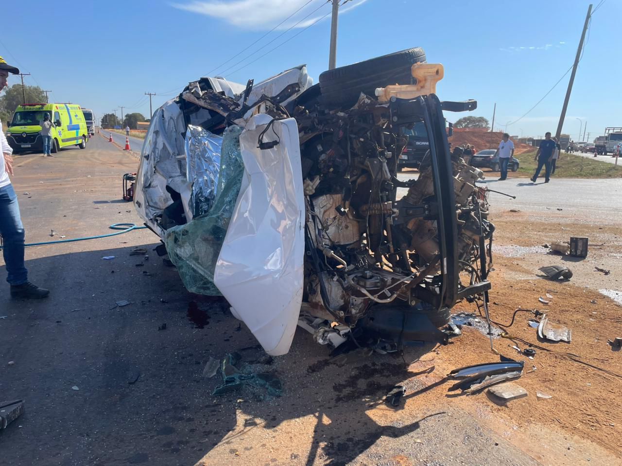 caminhão, usado para transporte de algodão, trafegava no sentido Sinop quando tentou fazer a conversão à esquerda em uma rotatória