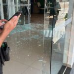 Quadrilha encapuzada disparou tiros para o alto e fugiu com malotes de dinheiro; funcionários foram levados como reféns e liberados em seguida