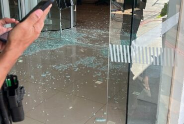 Quadrilha encapuzada disparou tiros para o alto e fugiu com malotes de dinheiro; funcionários foram levados como reféns e liberados em seguida