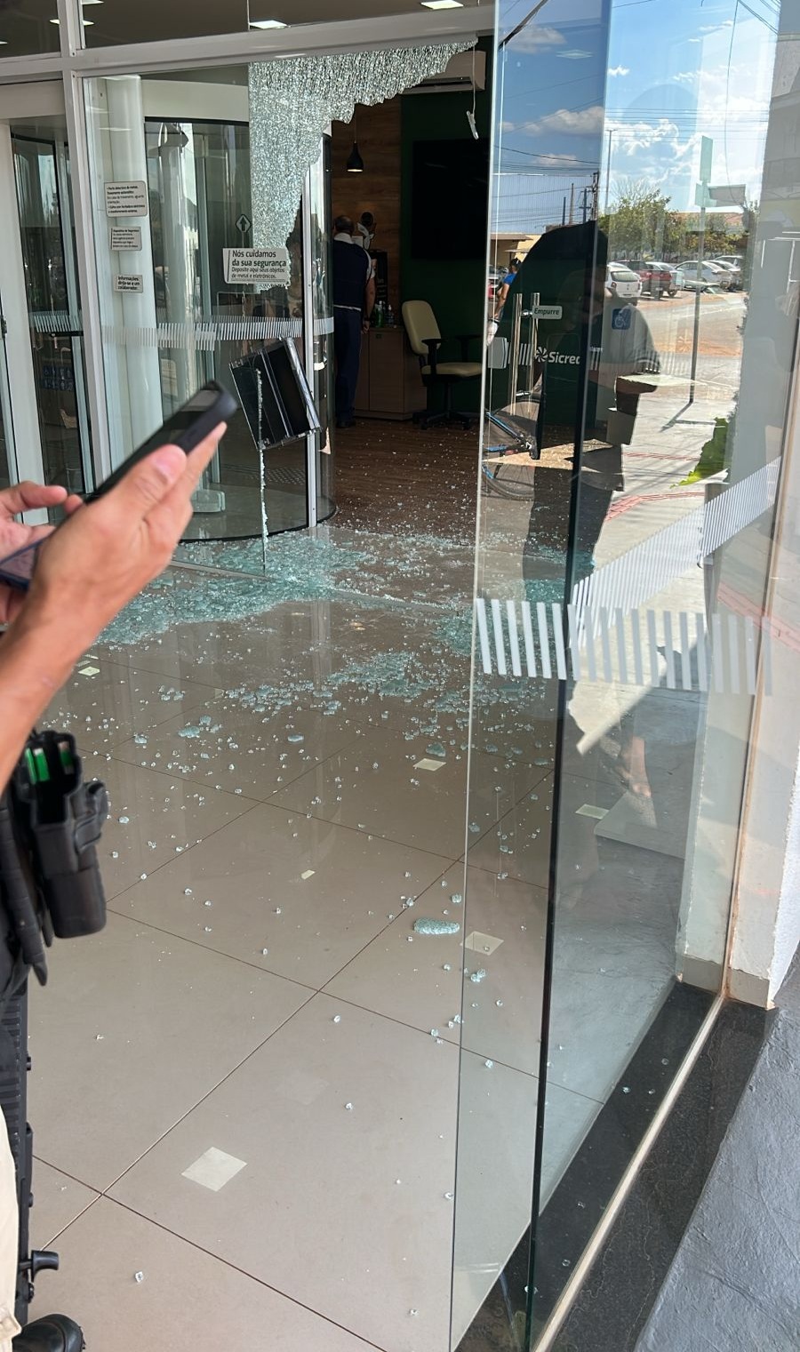 Quadrilha encapuzada disparou tiros para o alto e fugiu com malotes de dinheiro; funcionários foram levados como reféns e liberados em seguida