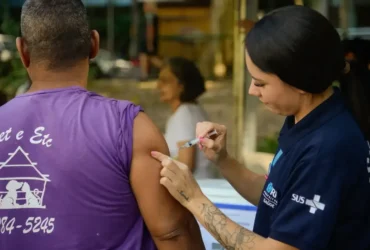 Doenças crônicas elevam risco de pneumonia por VSR em idosos