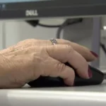 Idosos têm que se adaptar cada vez mais com o mundo tecnológico