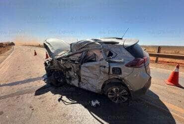 Mateus Borges da Luz, de 85 anos, conduzia o veículo de passeio que bateu em duas carretas; passageira está internada em estado grave no Hospital Hilda Strenger Ribeiro