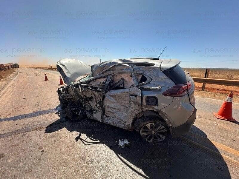 Mateus Borges da Luz, de 85 anos, conduzia o veículo de passeio que bateu em duas carretas; passageira está internada em estado grave no Hospital Hilda Strenger Ribeiro